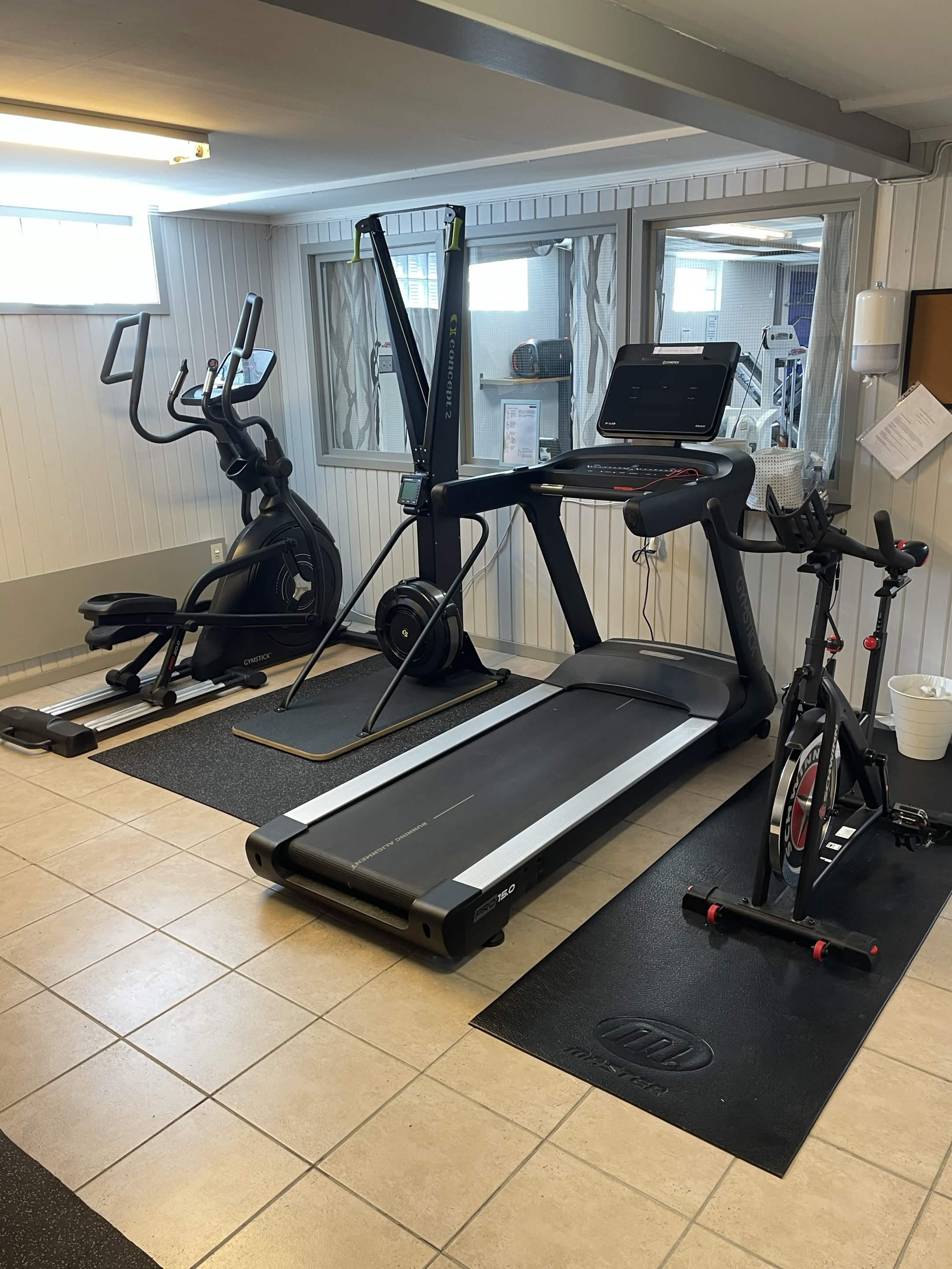 Konditionsyta med löpband, crosstrainer och motionscykel